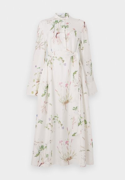 Kvetinové šaty s dlhým rukávom z ľahkej tkaniny, s vysokým výstrihom, opaskom v oblasti pásu a botanickým vzorom v jemných pastelových farbách.