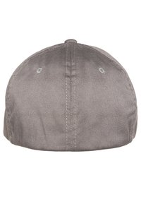 Cappellino da baseball in cotone grigio con una texture liscia, forma arrotondata e cuciture a vista; presenta due fori di ventilazione sulla parte superiore.