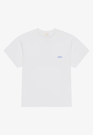 Hvit bomull t-skjorte med korte ermer, rund hals og en liten blå "BLKVIS" logo på venstre bryst. Glatt tekstur.
