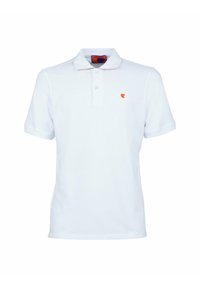Polo bianco con colletto classico, abbottonatura a tre bottoni e maniche corte. Presenta un piccolo logo arancione sul petto. Texture del tessuto morbida.