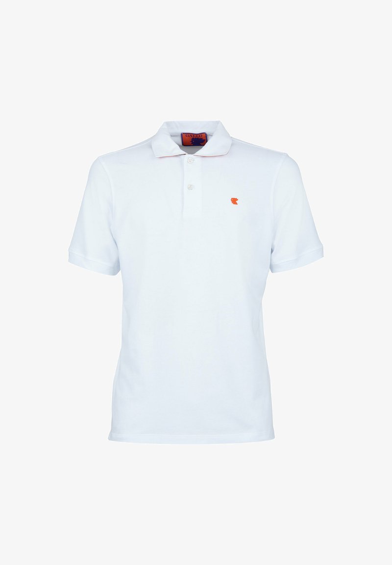 Polo bianco con colletto classico, abbottonatura a tre bottoni e maniche corte. Presenta un piccolo logo arancione sul petto. Texture del tessuto morbida.