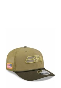 Olivgrüner Hut mit strukturiertem Design, das ein auffälliges gelbes Seahawks-Logo und ein Patch mit der amerikanischen Flagge zeigt. Gekrümmter Schirm, Netzseiten.