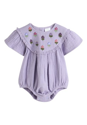Combinaison bébé lilas avec manches courtes bouffantes, empiècement froncé, boutons-pression en bas et fleurs brodées colorées sur la poitrine.
