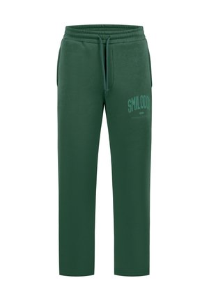 Pantalones deportivos verde oscuro con cintura elástica, cordón, bolsillos laterales y "SMILODO" impreso en la parte superior del muslo izquierdo.