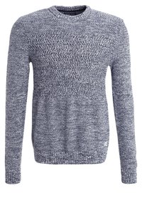 Granatowy sweter z dzianiny z teksturowanym wzorem, okrągłym dekoltem oraz ściągaczami na mankietach i dole. Tkanina wydaje się miękka i lekko rozciągliwa.