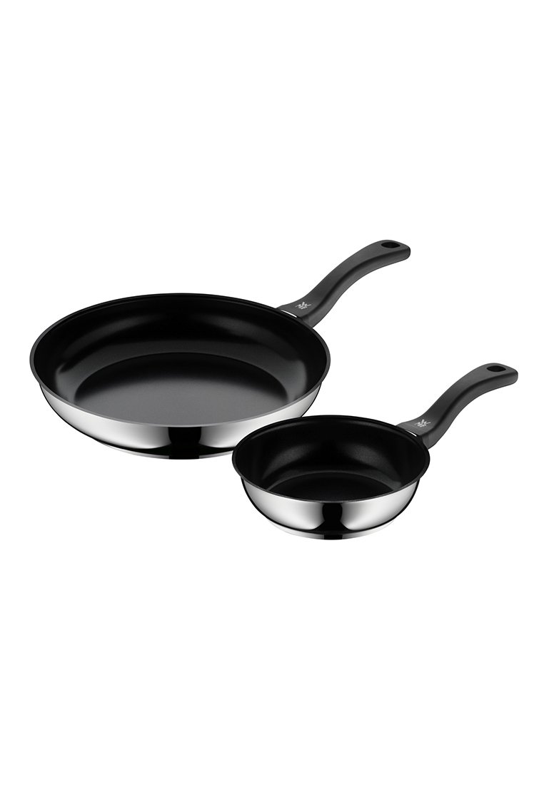Juego de dos sartenes: una grande con interior antiadherente negro, exterior de acero inoxidable, asas ergonómicas negras, una es poco profunda y la otra es profunda.