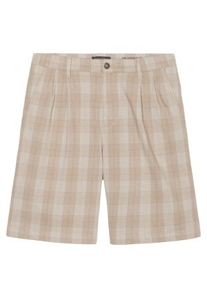 Beiges Sweatshirt mit Rundhalsausschnitt, karierte beige und hellbraune Shorts, weiße Turnschuhe mit schwarzen Akzenten, weiße Socken, vor einfarbigem Hintergrund stehend.