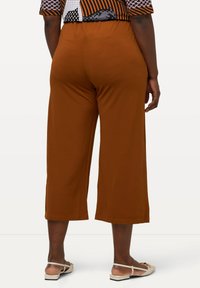 Ulla Popken LARGE TAILLE ÉLASTIQUE - Shorts - cognac