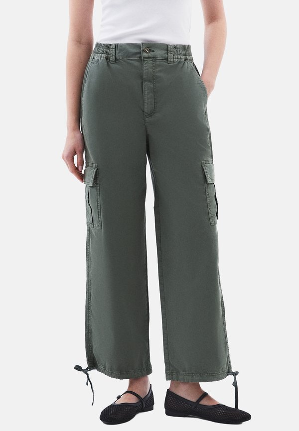 MIT ENGEN BEINABSCHLÜSSEN - Cargohose - antik laurel wreath