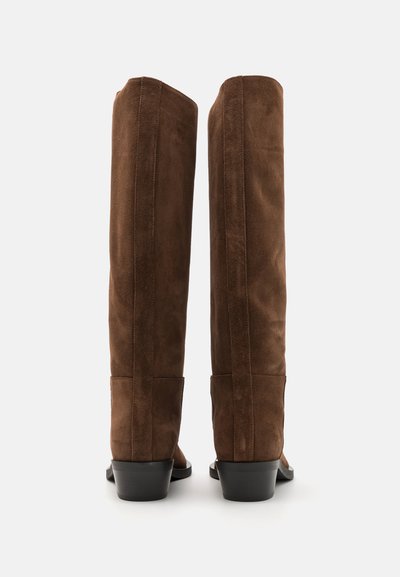 Knöchelhohe braune Wildlederstiefel mit glatter Textur, geradem Schaft und Blockabsatz, die seitliche Nähte aufweisen.