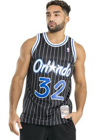 Canottiera da basket nera con strisce bianche verticali, testo "Orlando" blu, numero "32" e un logo sul orlo. Realizzata in tessuto a rete traspirante.