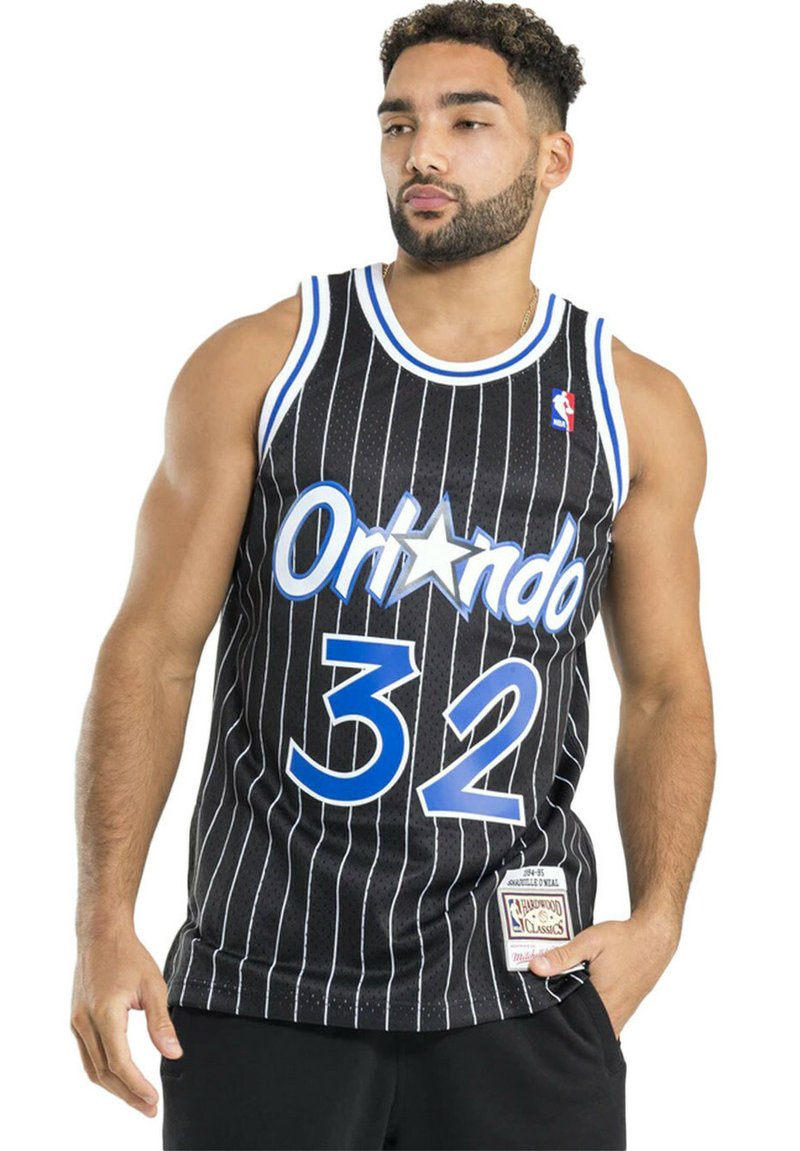 Canottiera da basket nera con strisce bianche verticali, testo "Orlando" blu, numero "32" e un logo sul orlo. Realizzata in tessuto a rete traspirante.