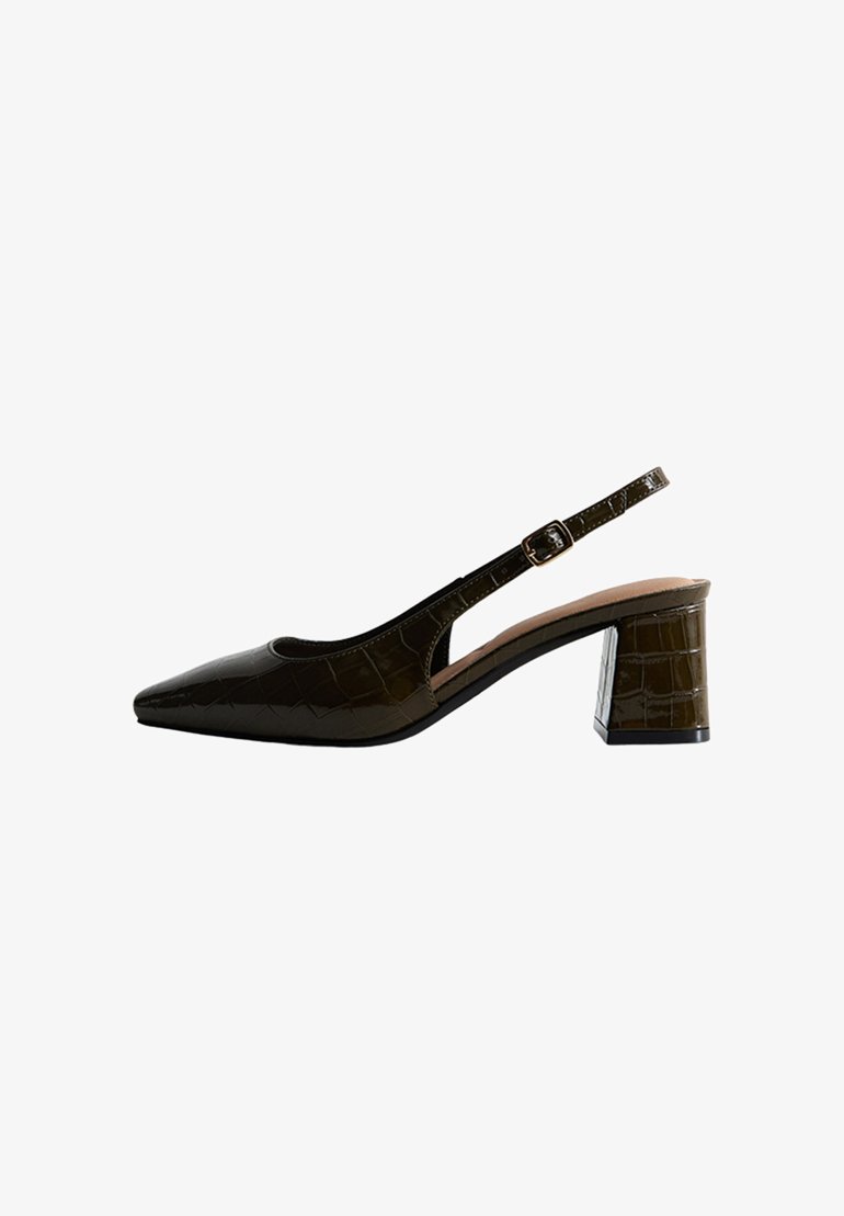 Zapato slingback de punta en cuero sintético verde oscuro, con textura de cocodrilo, tacón medio y correa ajustable en el tobillo.