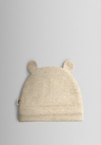 Krémová pletená čiapka so žebrovaným vzorom, malými zaoblenými uškami, so zahnutým lemom a štítkom na boku. Mäkká textúra.