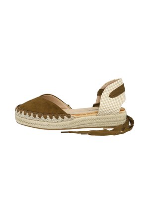 Sandalia espadrille de ante marrón con suela de yute tejida y tira en el tobillo color crema con lazos de cinta marrones.