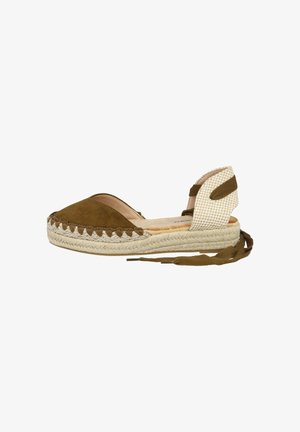 Sandalia espadrille de ante marrón con suela de yute tejida y tira en el tobillo color crema con lazos de cinta marrones.