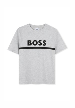 Lichtgrijs T-shirt met korte mouwen en zwarte, gedurfde "BOSS"-tekst boven een horizontale zwarte streep over de borst.