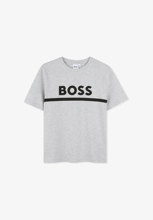 Lichtgrijs T-shirt met korte mouwen en zwarte, gedurfde "BOSS"-tekst boven een horizontale zwarte streep over de borst.