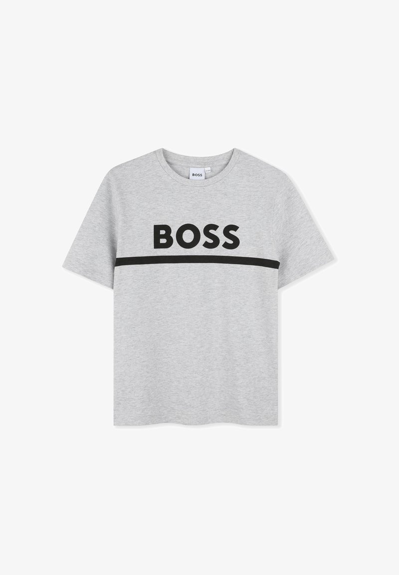 T-shirt gris clair à manches courtes avec le texte noir en gras "BOSS" au-dessus d'une bande noire horizontale traversant la poitrine.