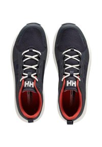 Baskets en mesh marine avec lacets blancs et doublure intérieure rouge. Comprend une semelle rembourrée, un lien au talon et un logo sur la languette. Forme arrondie.