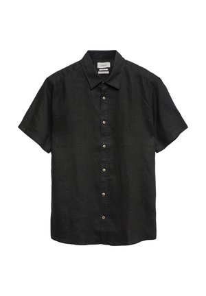 Czarna koszula z krótkim rękawem zapinana na guziki, z ostrym kołnierzem i jasnymi guzikami, przedstawiona na białym tle.