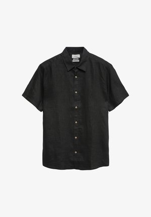 Czarna koszula z krótkim rękawem zapinana na guziki, z ostrym kołnierzem i jasnymi guzikami, przedstawiona na białym tle.