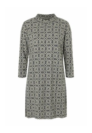 Vestido gris de manga larga con patrón geométrico blanco entrelazado, cuello alto y corte recto, exhibido sobre un fondo liso.