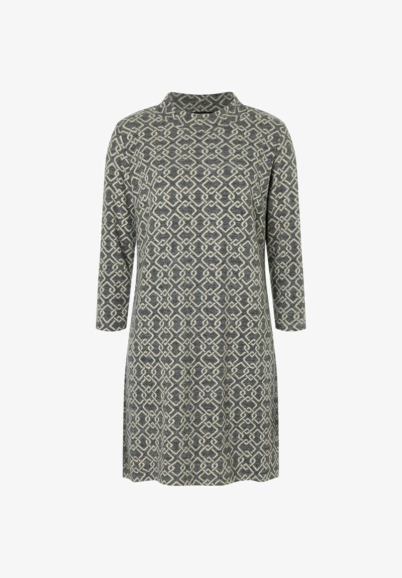 Robe grise à manches longues avec un motif géométrique blanc entrelacé, col montant et coupe droite, présentée sur un fond uni.