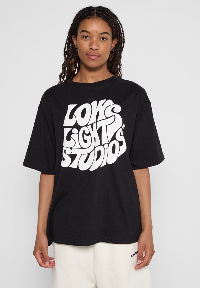 LOW LIGHTS STUDIOS® T-shirt print zwart