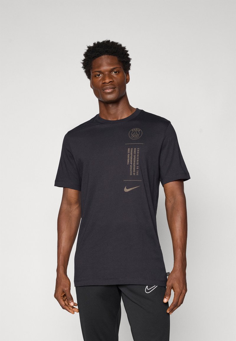 Černé tričko s krátkým rukávem a kulatým výstřihem, s potiskem loga Paříže a zlatým swoosh logem Nike. Vyrobeno z hladké bavlněné směsi.