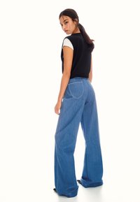 Bershka Široke hlačnice - blue denim