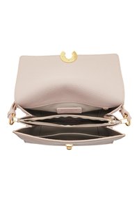 Sac structuré en cuir rose doux avec une finition texturée, doté d'un fermoir en métal doré et de plusieurs compartiments intérieurs pour l'organisation.