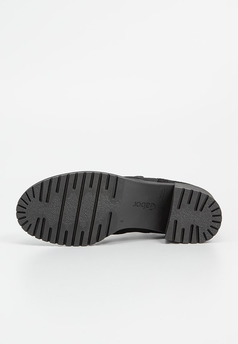 Semelle de chaussure en caoutchouc noir avec un motif de semelle distinct, comportant des rainures horizontales et verticales. Marquée du logo "Gabor" et de la taille.