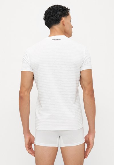 Weißes T-Shirt mit kurzen Ärmeln, das ein strukturiertes Muster des Markennamens aufweist, mit einem schwarzen Logo am Nacken auf der Rückseite. Weicher Stoff und taillierte Passform.