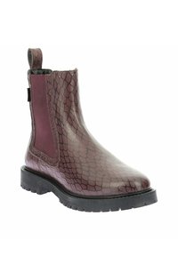 Botas Chelsea de piel sintética burdeos con un patrón texturizado de serpiente, paneles laterales elásticos y una suela de goma negra.