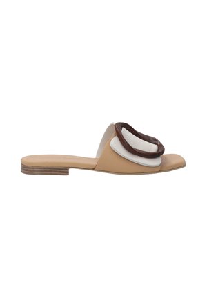 Tan lædersandaler med slides, der har en creme- og brun cirkulær detalje på forfoden og en lav stableret hæl for stabilitet.