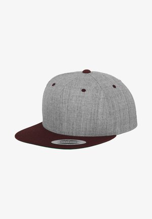 Szara czapka snapback z płaskim daszkiem w kolorze bordowym, charakteryzująca się teksturowanym wykończeniem oraz okrągłą łatą z logo z przodu.