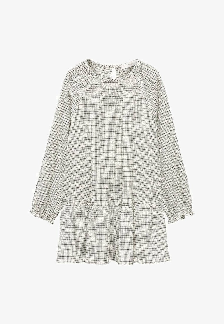 Robe blanche à manches longues avec motif quadrillé noir, encolure froncée avec bouton en boucle, poignets élastiques et ourlet de jupe à volants.