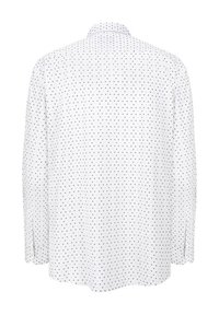 Biała koszula z długim rękawem w niebieskie kropki, klasyczny kołnierzyk i proste wykończenie. Materiał wydaje się gładki z delikatnym połyskiem.