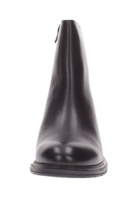 Botín negro de cuero hasta el tobillo con una punta estilizada y afilada, textura suave y diseño minimalista; presenta una suela de goma de perfil bajo.