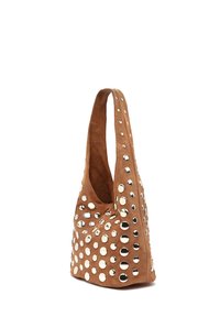 Braune Wildledertasche mit einer lässigen Form, ausgestattet mit einem einzelnen Schultergurt und silbernen, runden Nieten, die über die Oberfläche verteilt sind.