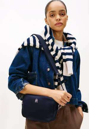 Tommy Hilfiger, MONOGRAM CROSSBODY CAMERA BAG - Schoudertas - space blue