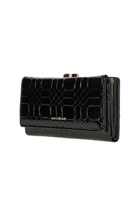 Zwarte gepatineerde leren portemonnee met een krokodillenpatroon, voorzien van een sluiting met een clasp, gouden hardware en een compacte rechthoekige vorm.