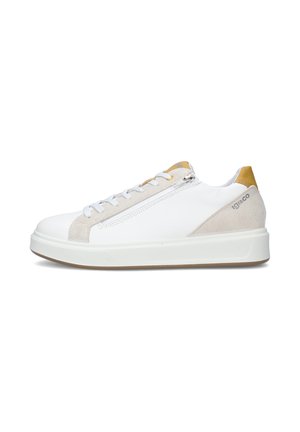 Scarpa da ginnastica bassa bianca con dettagli in camoscio beige, cerniera laterale, lacci bianchi, suola spessa e dettaglio giallo senape su tallone e linguetta.