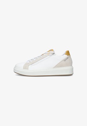Scarpa da ginnastica bassa bianca con dettagli in camoscio beige, cerniera laterale, lacci bianchi, suola spessa e dettaglio giallo senape su tallone e linguetta.
