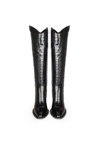 Botas negras hasta la rodilla con textura de cocodrilo, punteras puntiagudas y un diseño distintivo en la parte superior. Acabado suave con detalles brillantes.