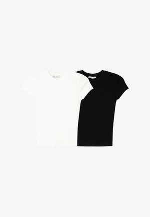 Două tricouri: unul alb și unul negru. Ambele au mâneci scurte, sunt din bumbac, cu guler rotund și o croială mulată.