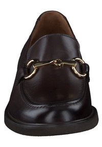 Mocasín de cuero marrón con suela plana, que presenta un detalle en forma de estribo dorado a lo largo del empeine y un acabado suave y pulido.