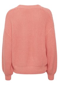 Maglione lavorato a maglia in rosa tenue con taglio ampio, spalle scese, polsini e orlo a coste, caratterizzato da un design testurizzato e una forma rilassata.