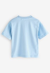 Lyseblå bomulds t-shirt med korte ærmer, rund ribbet halsudskæring og glat tekstur. Bagfra vises pænt afsluttede sømme.